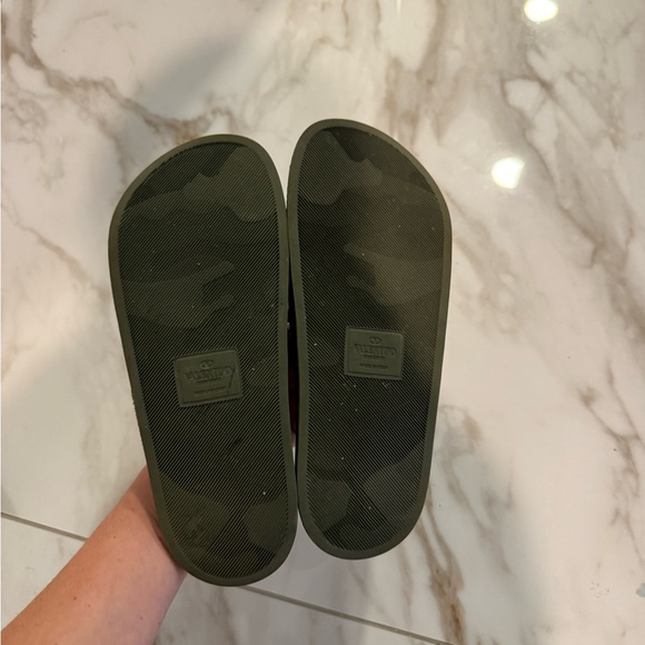 Authentic Valentino Garavani Rockstud rubber pool Slides Sandals - Picture 2 of 4